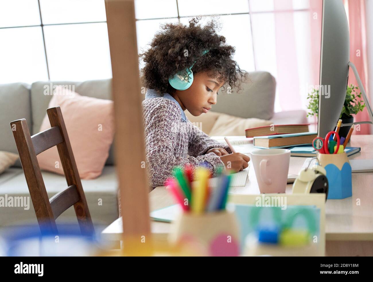 Afrikanische Schule Kind Mädchen tragen Kopfhörer virtuelle Entfernung Lernen zu Hause. Stockfoto