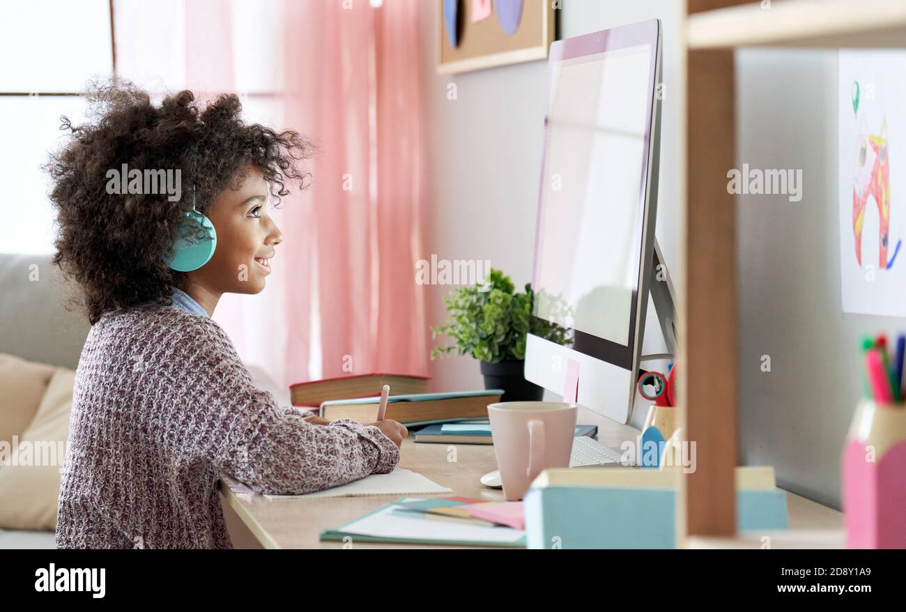 afroamerikanische Kind Mädchen online lernen am Computer zu Hause. Stockfoto