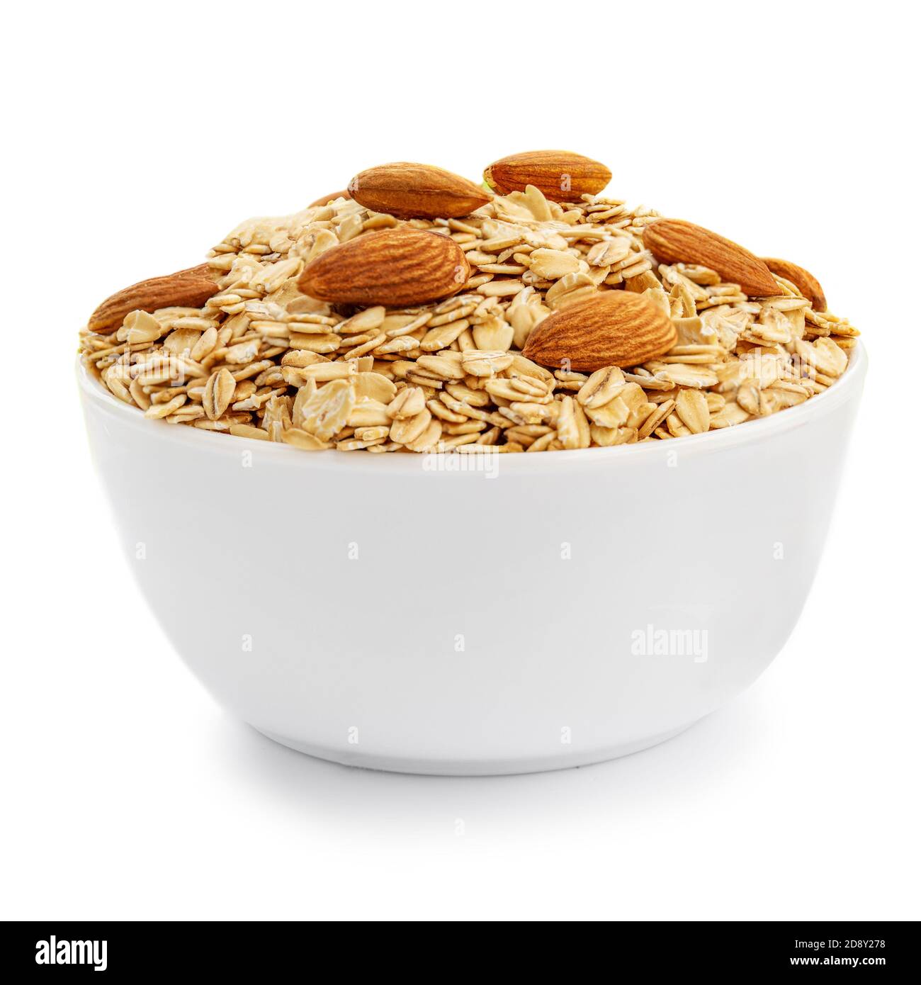 Haferflocken Frühstück mit Mandelnüssen in Schüssel isoliert auf weißem Hintergrund. Gesunde Ernährung Konzept Stockfoto