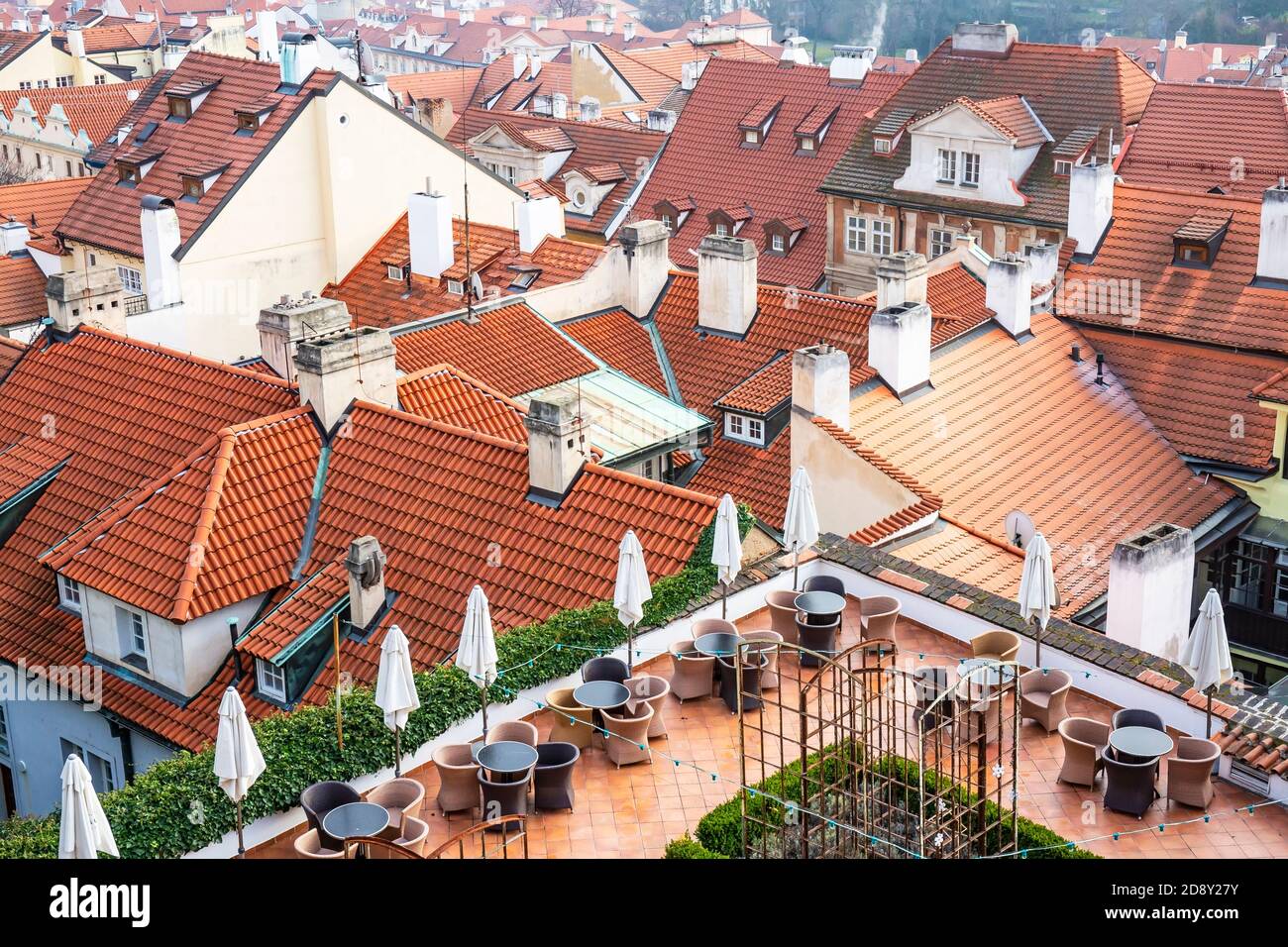 Ziegeldächer von Häusern in Prag Stockfoto