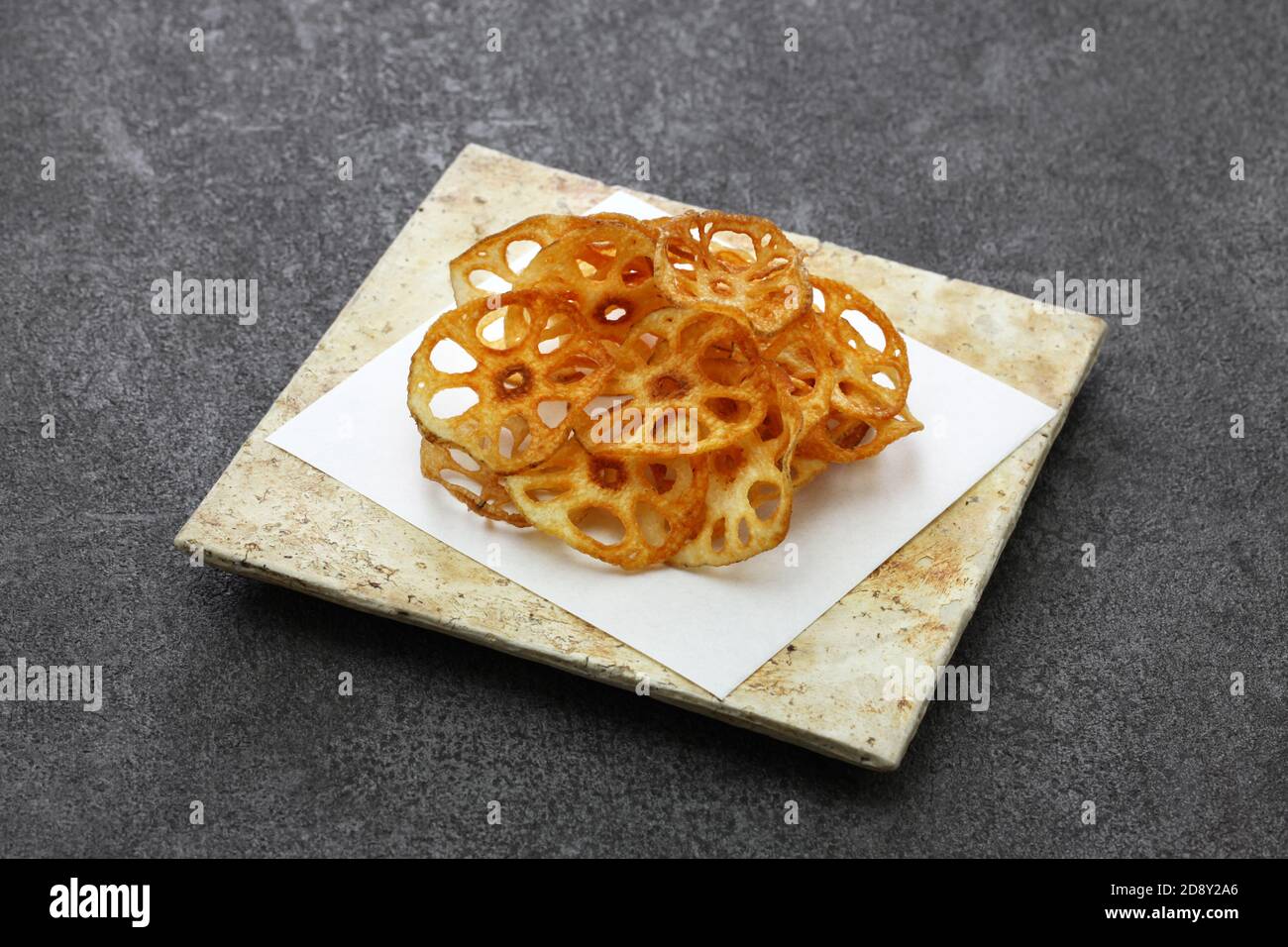 Hausgemachte knusprige Lotuswurzel-Chips Stockfoto