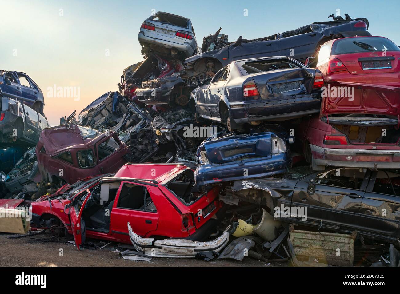 RADOUS, TSCHECHISCHE REPUBLIK - 15. SEPTEMBER 2019. Viele zerstörte Autos auf Deponien. Stockfoto