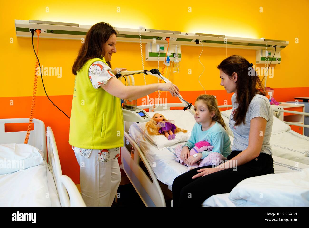 Behandlung eines pädiatrischen Patienten in einer pädiatrischen Abteilung in Ein Krankenhaus durch Einatmen in Gegenwart einer Mutter Stockfoto