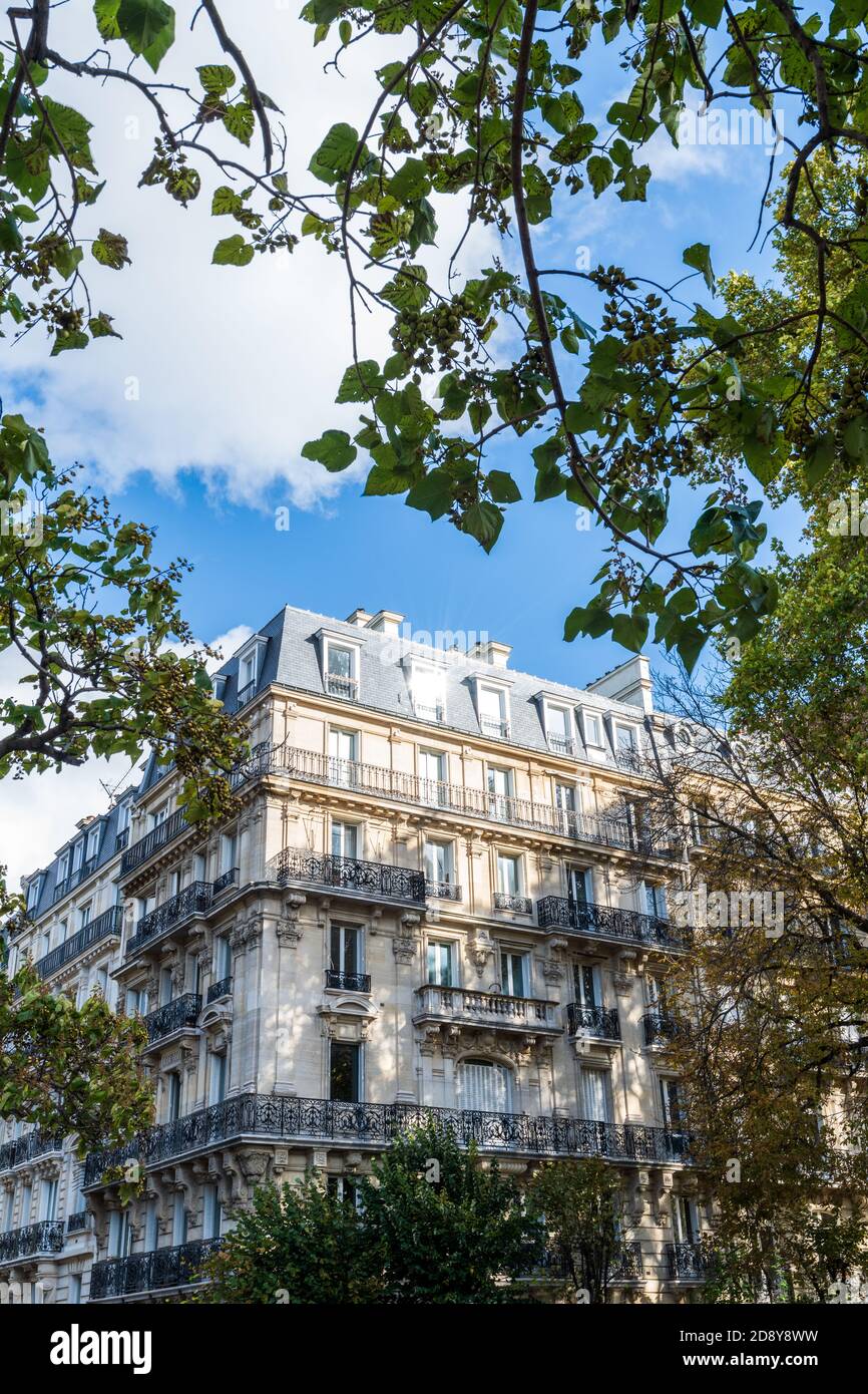 Paris, Frankreich - 26. Oktober 2020 : Haussmann Architekturgebäude in Paris, Frankreich Stockfoto