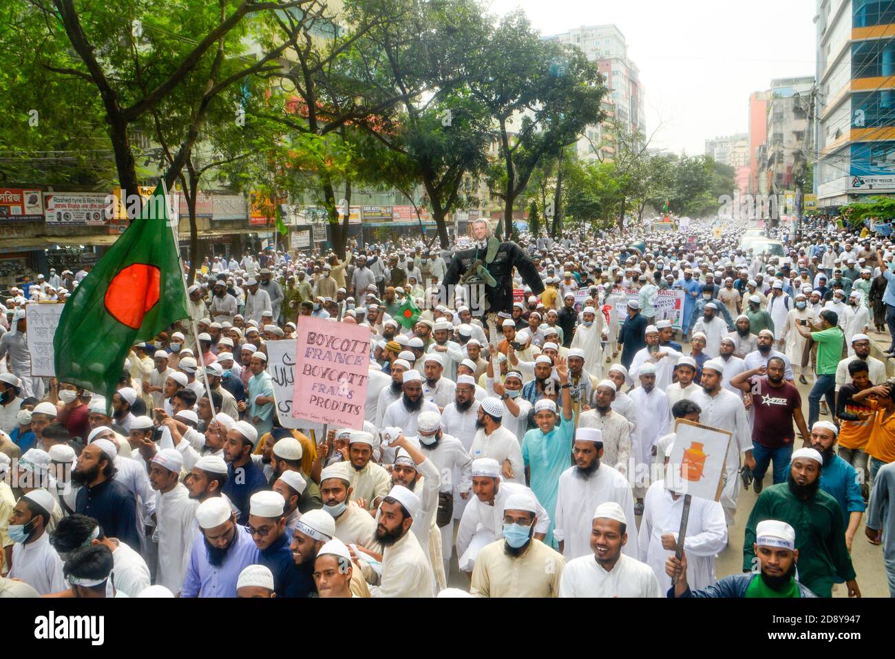 Während des Protestes in Dhaka werden Demonstranten einer islamistischen Partei mit Plakaten, Fahnen und Bildnissen gesehen.Muslime protestieren zum Boykott französischer Produkte und verurteilen Präsident Emmanuel Macron für seine Kommentare über die Karikaturen des Propheten Mohammed. Stockfoto
