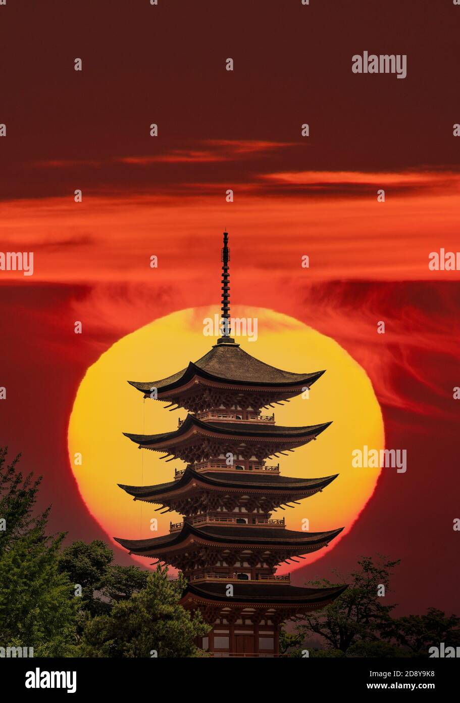 Zusammensetzung der japanischen Pagode und riesige Sonne Stockfoto