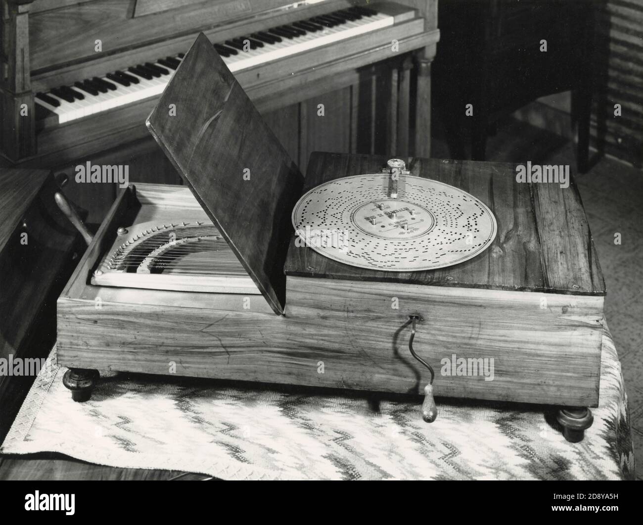 Schrank mit antikem CD-Player Stockfoto