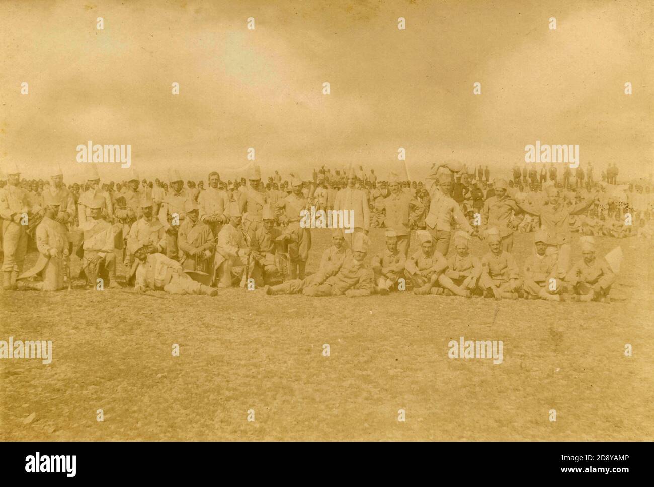 Alte Armee uniformierter Soldaten, die auf dem Feld ruhen, 1880er Stockfoto