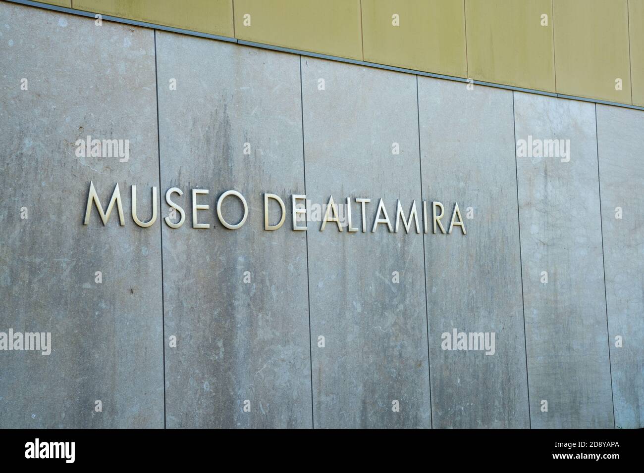 Santillana del Mar, Kantabrien / Spanien - 29. Oktober 2020: Außenansicht des Eingangs zu den Höhlen von Altamira Museum in Spanien Stockfoto