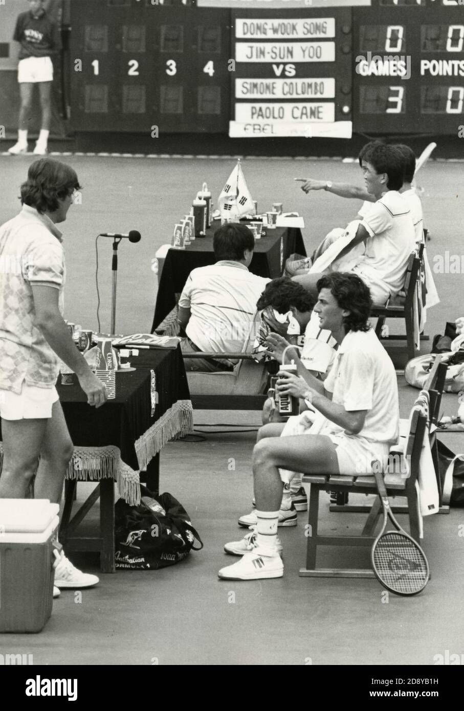 Das italienische Team Simone Colombo und Paolo Canè sowie das koreanische Team Dong-wook Song und Jin-Sung Yoo bei der Davis-Cup-Playoff, Seul, Korea 1987 Stockfoto