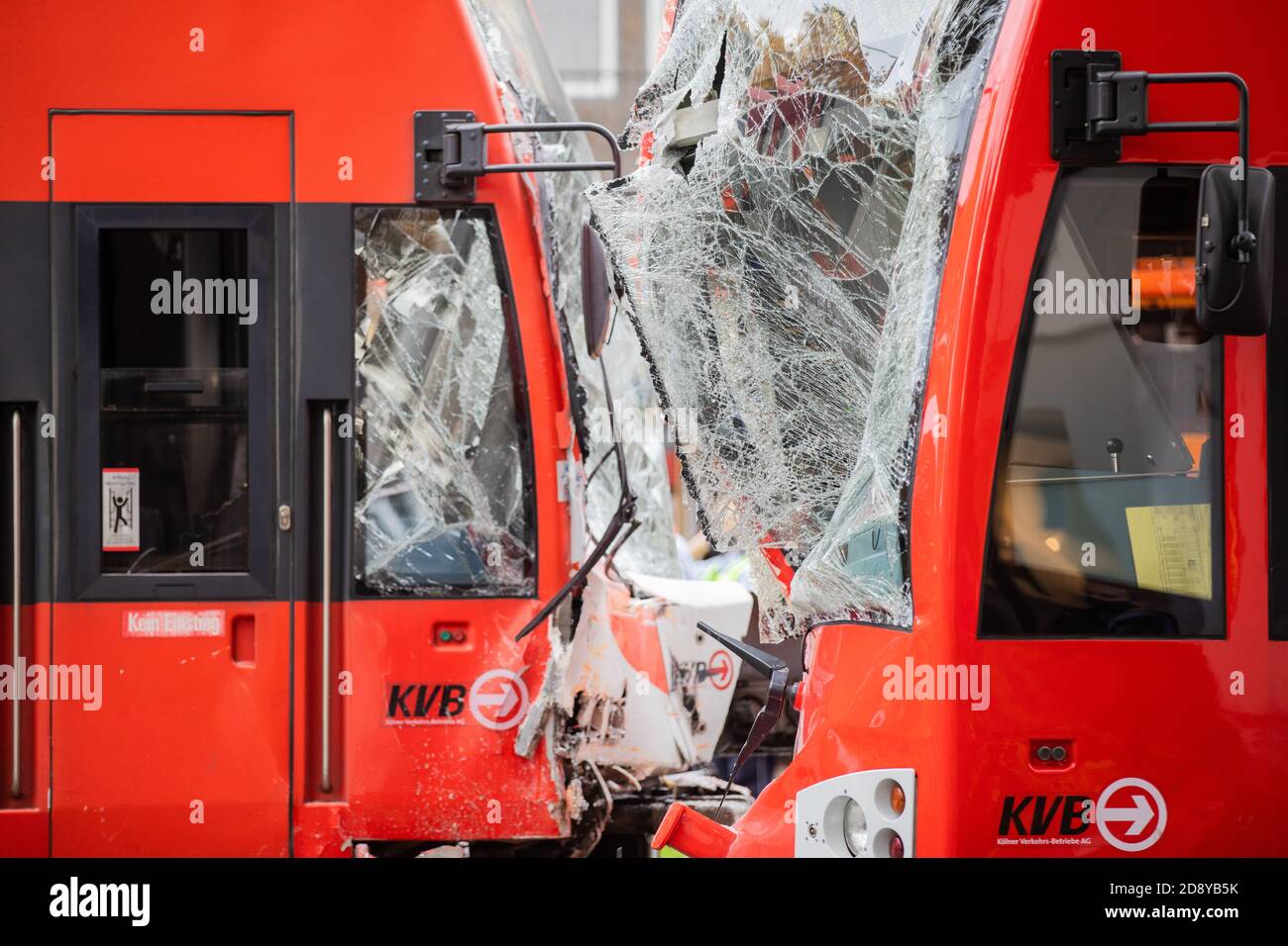 Köln, Deutschland. November 2020. Zwei Straßenbahnen stehen nach einer Kollision am Neumarkt neben den Gleisen. Mindestens 20 Menschen wurden bei dem Frontalzusammenstoß der beiden Straßenbahnen verletzt. Dabei handelt es sich um leicht verletzte Fahrgäste und die beiden Straßenbahnfahrer, die nach Angaben der Polizei schwere Verletzungen erlitten haben. Quelle: Rolf Vennenbernd/dpa/Alamy Live News Stockfoto