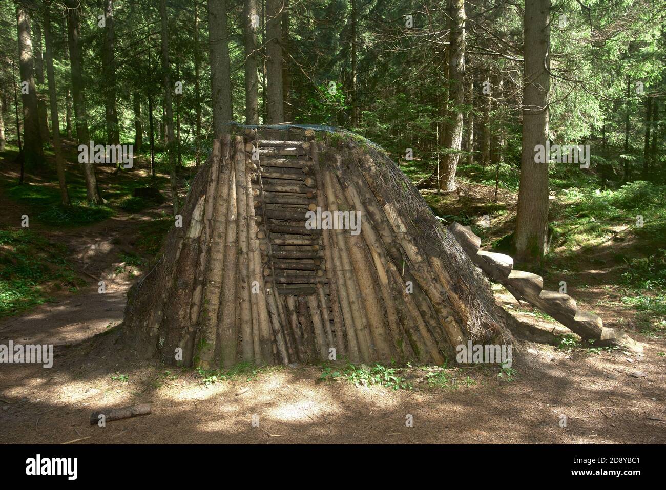 Valle del Vò (BG), una antica pulat, catasta in legno usata per la carbonizzazione del ferro Stockfoto