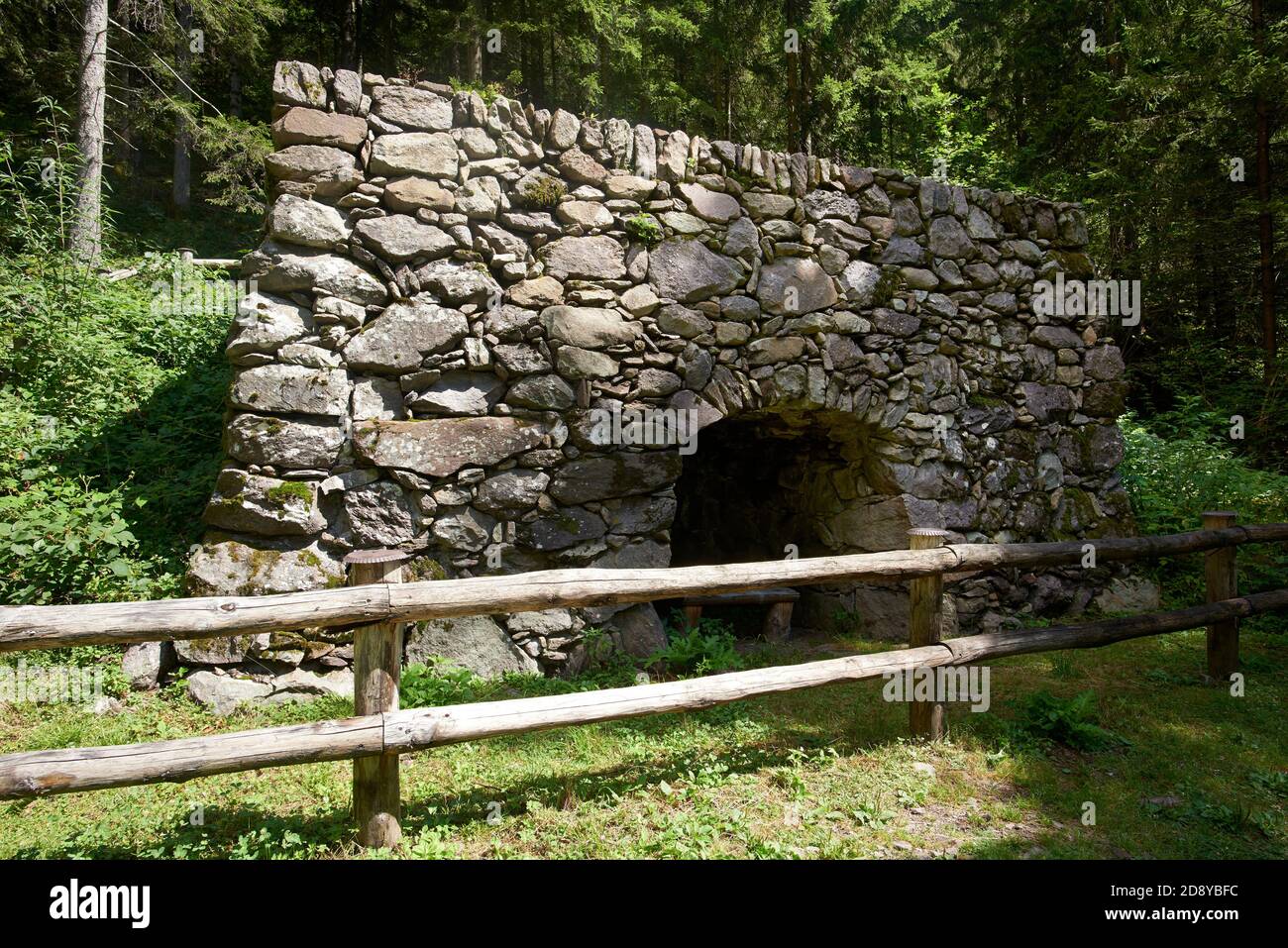 Valle del Vò (BG), una antica regrane, forno per la torrefazione del ferro Stockfoto