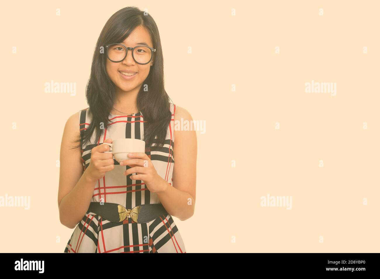 Porträt von glücklichen jungen schönen asiatischen Geschäftsfrau mit Kaffeetasse Stockfoto