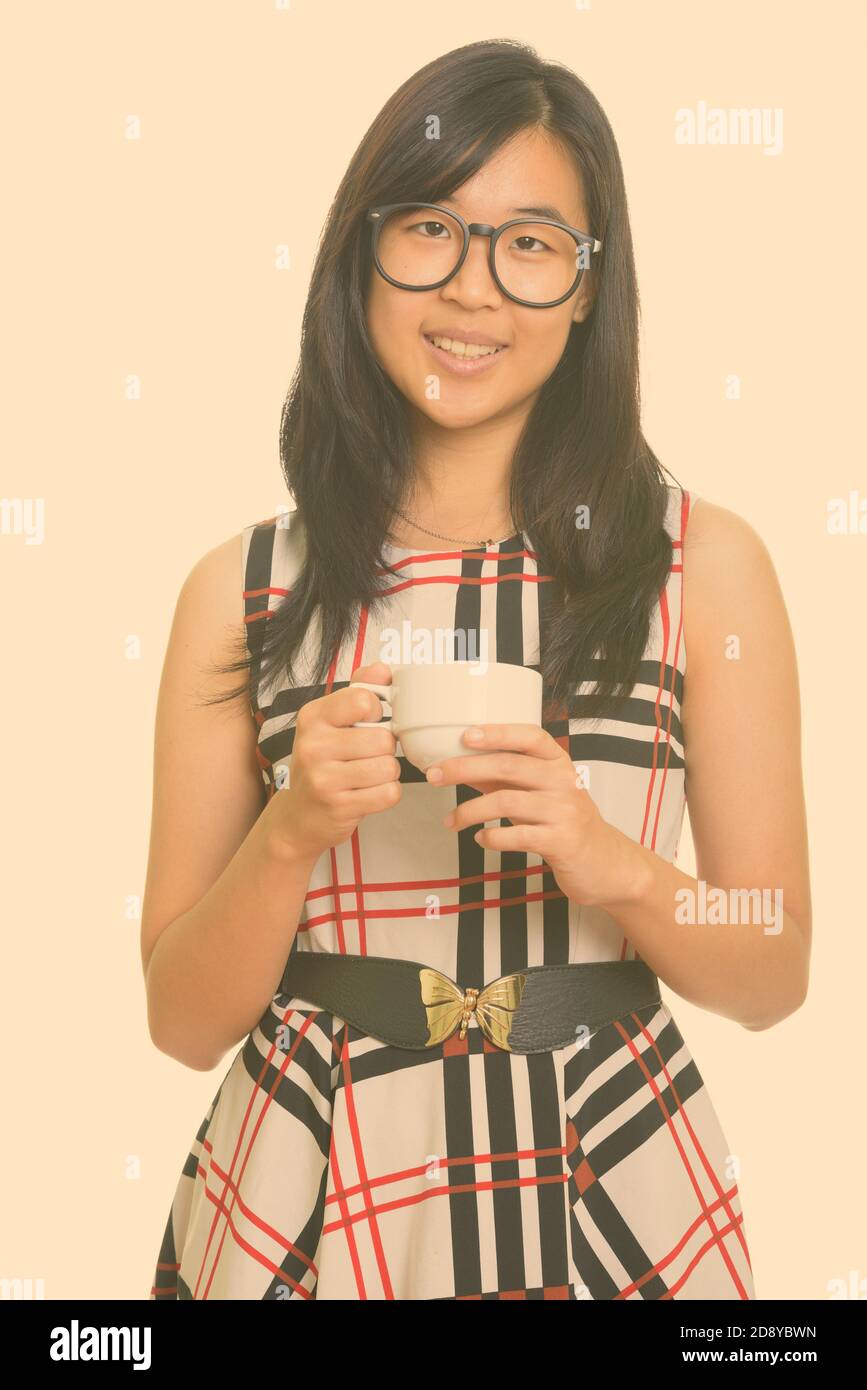 Porträt von glücklichen jungen schönen asiatischen Geschäftsfrau mit Kaffeetasse Stockfoto