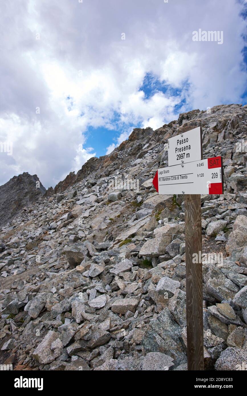 Passo del Tonale (Bs), Italien, die Beschilderung der Wanderwege im
