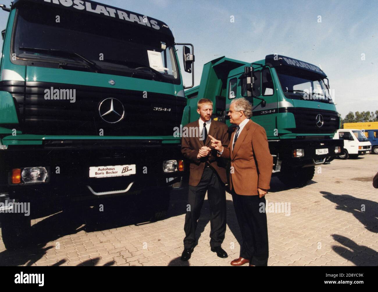 Deutscher Tennisspieler Boris Becker mit Helmut Werner bei seinem Autohändler, Stralsund, Deutschland 1995 Stockfoto