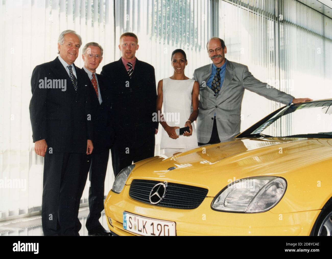 Deutscher Tennisspieler Boris Becker mit Helmut Werner bei Mercedes Autohändler, Stuttgart, Deutschland 1996 Stockfoto