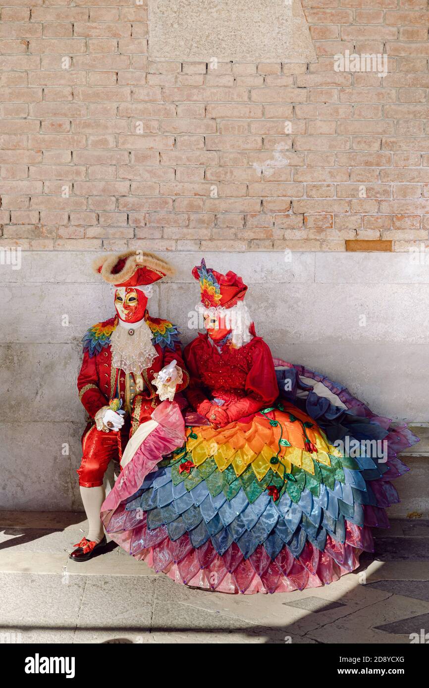 Paar in einem Regenbogen Karneval Kostüm in Venedig, Italien  Stockfotografie - Alamy