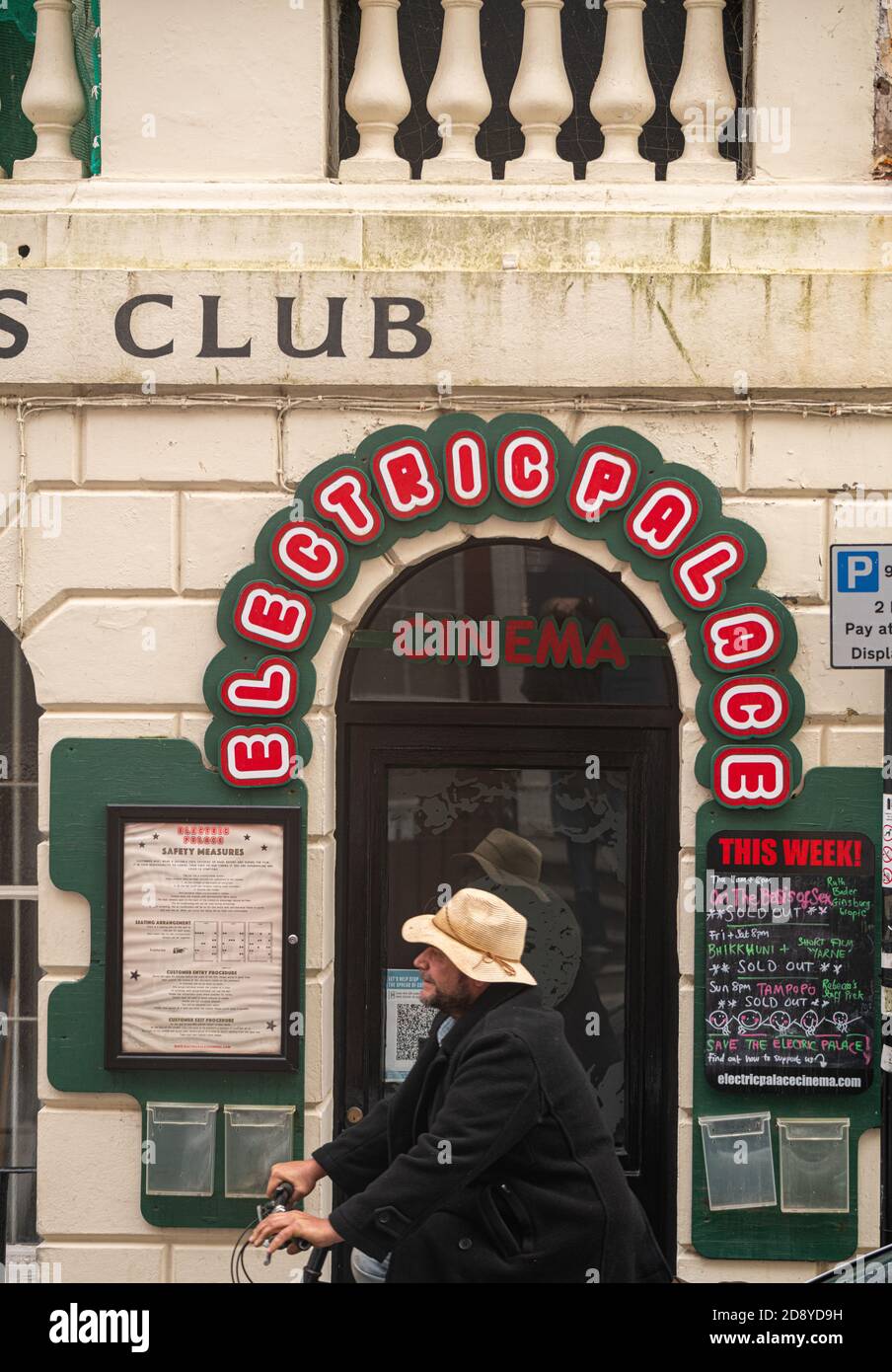 Der Electric Palace, ein unabhängiges Kino in Hastings, muss geschlossen werden, da die neuen Sperrmaßnahmen in dieser Woche in Kraft treten. High Street, Old Tow Stockfoto