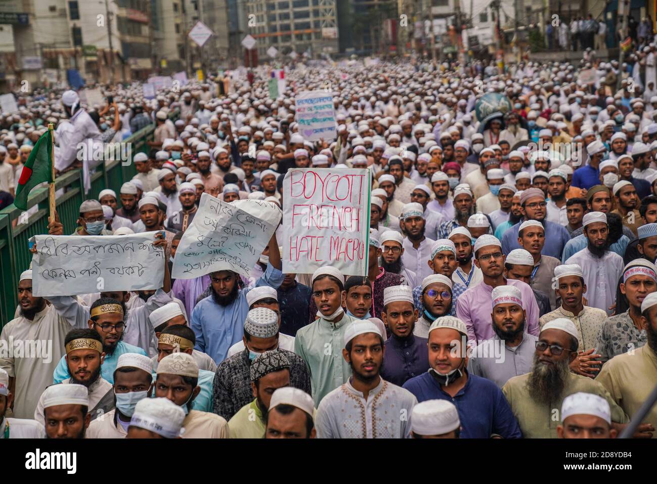 Dhaka, Dhaka, Bangladesch. November 2020. Hefazat-e- Islam Bangladesh Führer und Aktivisten nehmen an einer Anti-Frankreich-Demonstration Teil und marschieren auf die französische Botschaft in Dhaka, Bangladesch, zu und belagern sie am 02. November 2020. Kredit: Zabed Hasnain Chowdhury/ZUMA Wire/Alamy Live Nachrichten Stockfoto