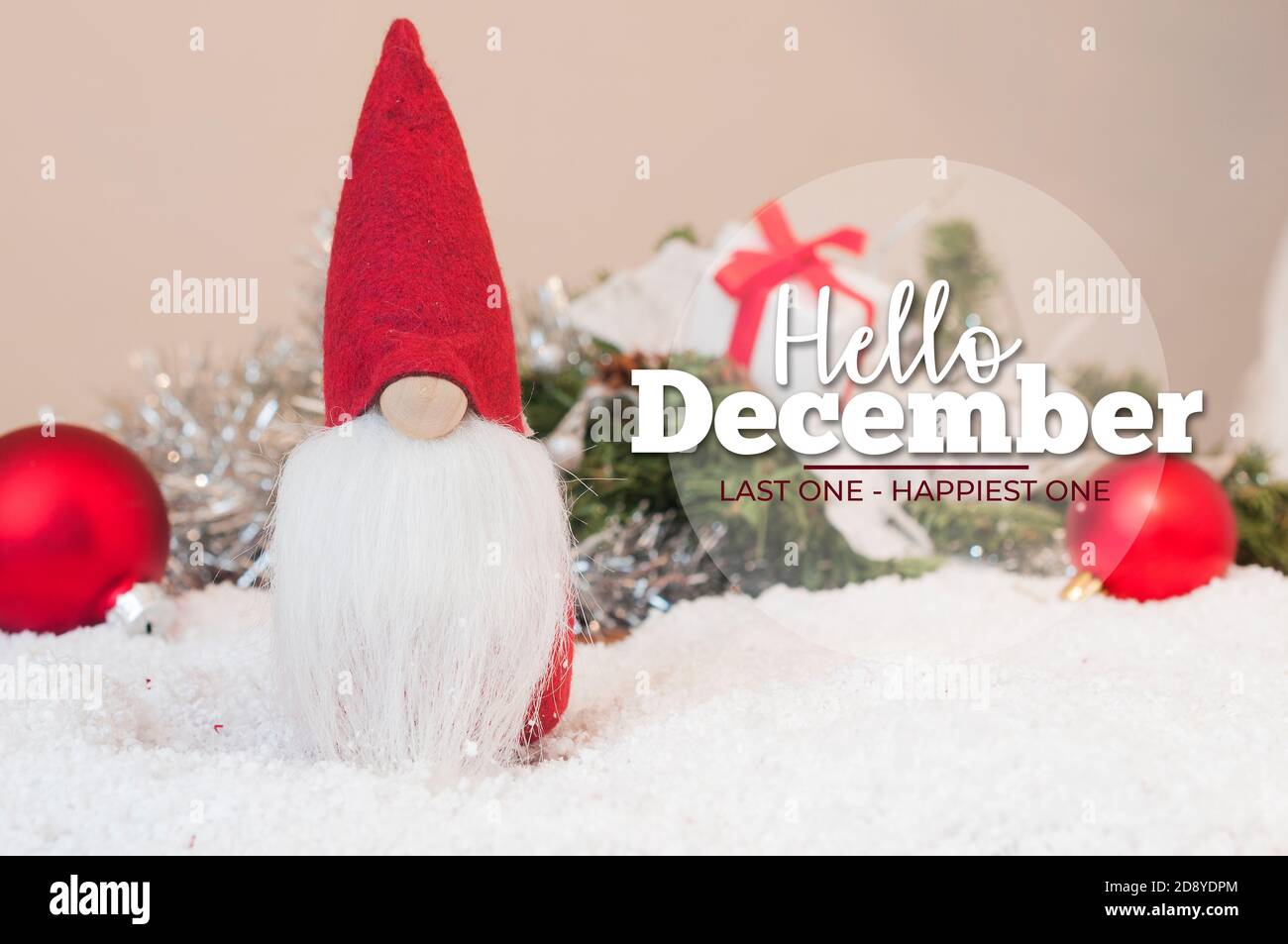 Hallo Dezember-Karte. Weihnachtsmann Welpe über den Schnee von Weihnachtsdekorationen umgeben Stockfoto