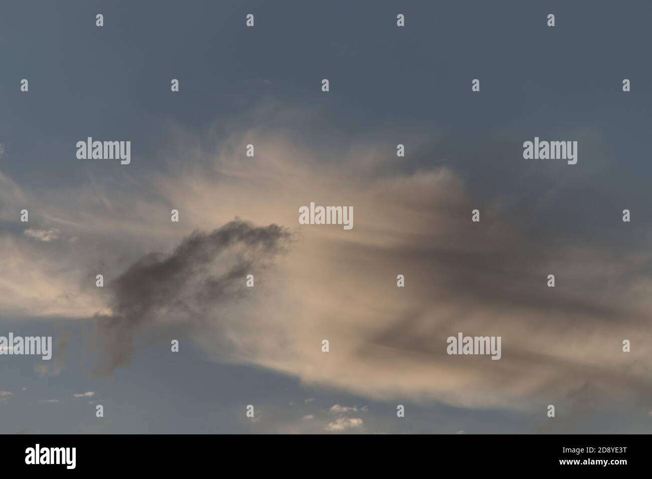 Detail von kleinen grauen und weißen Wolken in blau/grauem Himmel. Flüchtig, temporär. Frühling, Queensland, Australien. Hintergrund, Kopierbereich. Stockfoto