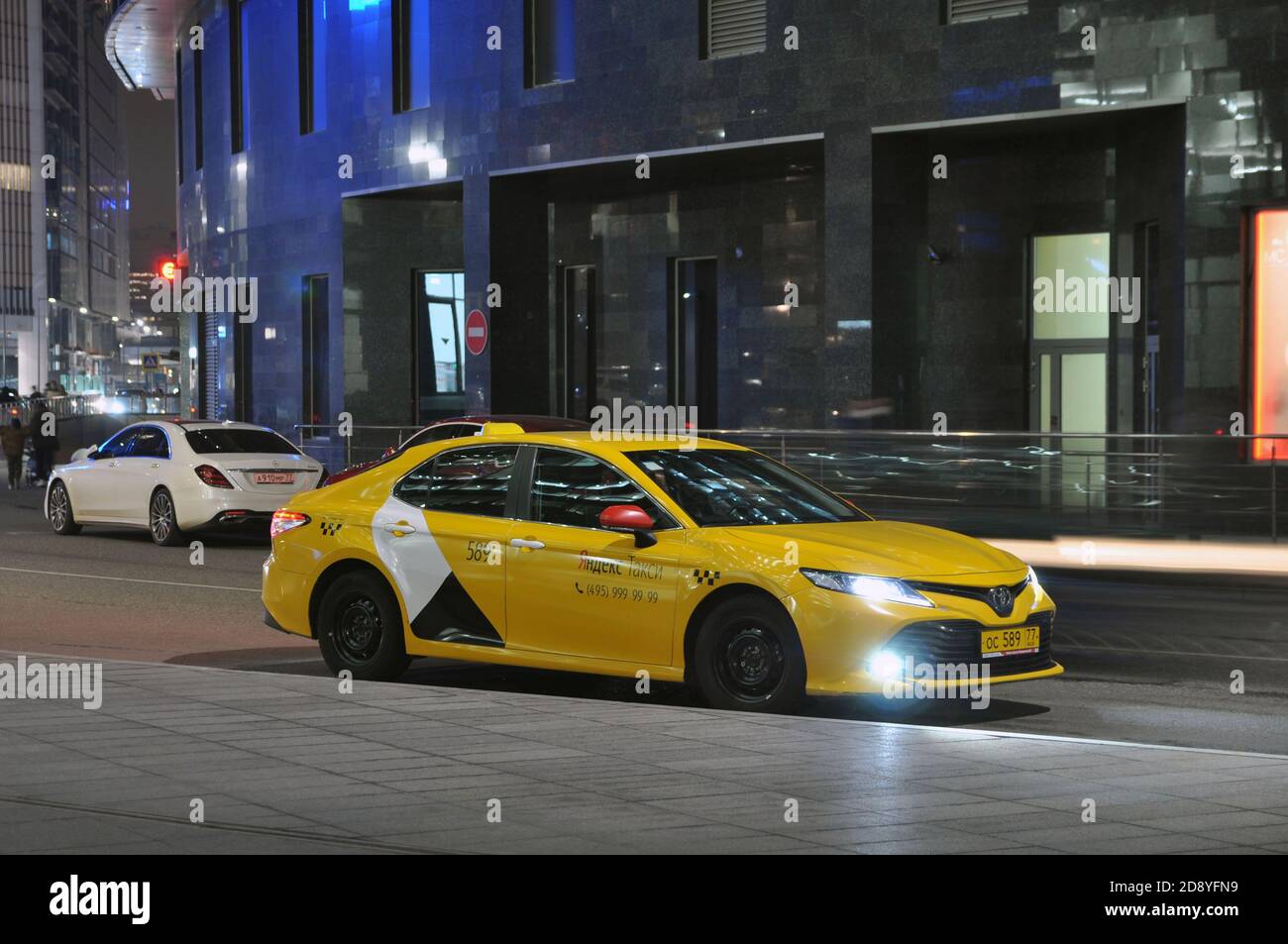 Yandex Taxi auf den Straßen von Moskau. Die Lösung mit dem besten Preis-Leistungs-Verhältnis Stockfoto