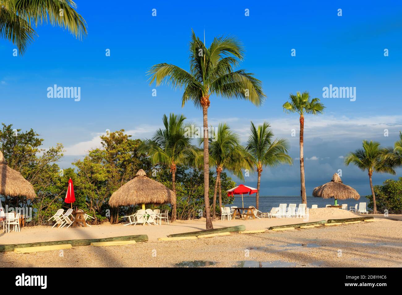 Wunderschöner Strand und Pier im Touristenresort am sonnigen Morgen in Key Largo, Florida, USA. Stockfoto