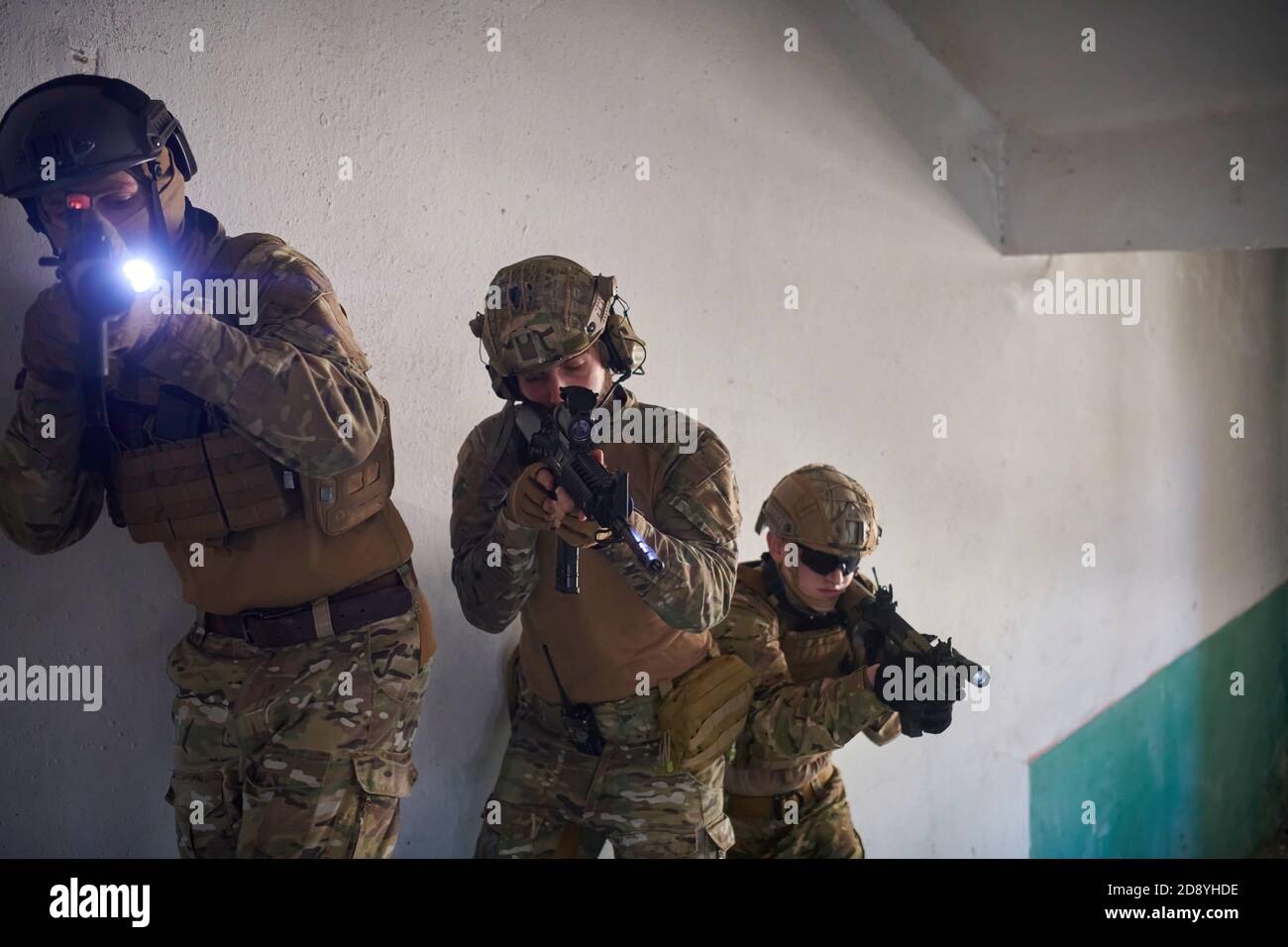 Moderne Kriegsführung Soldaten Treppen steigen im Kampf Stockfoto