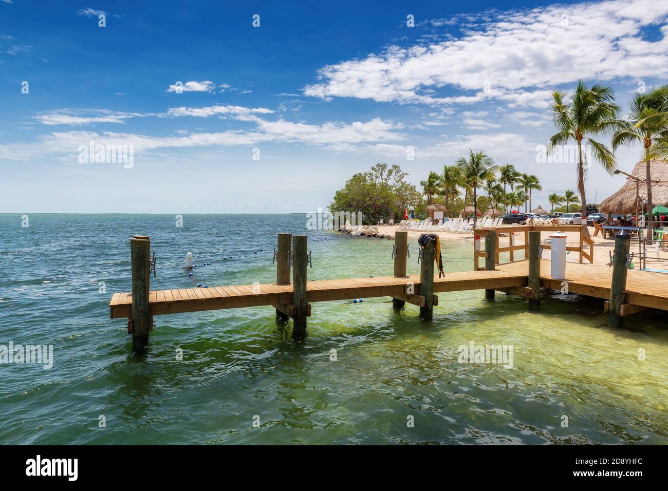 Wunderschöner Strand und Pier im Touristenresort an sonnigen Tagen in Key Largo, Florida, USA. Stockfoto