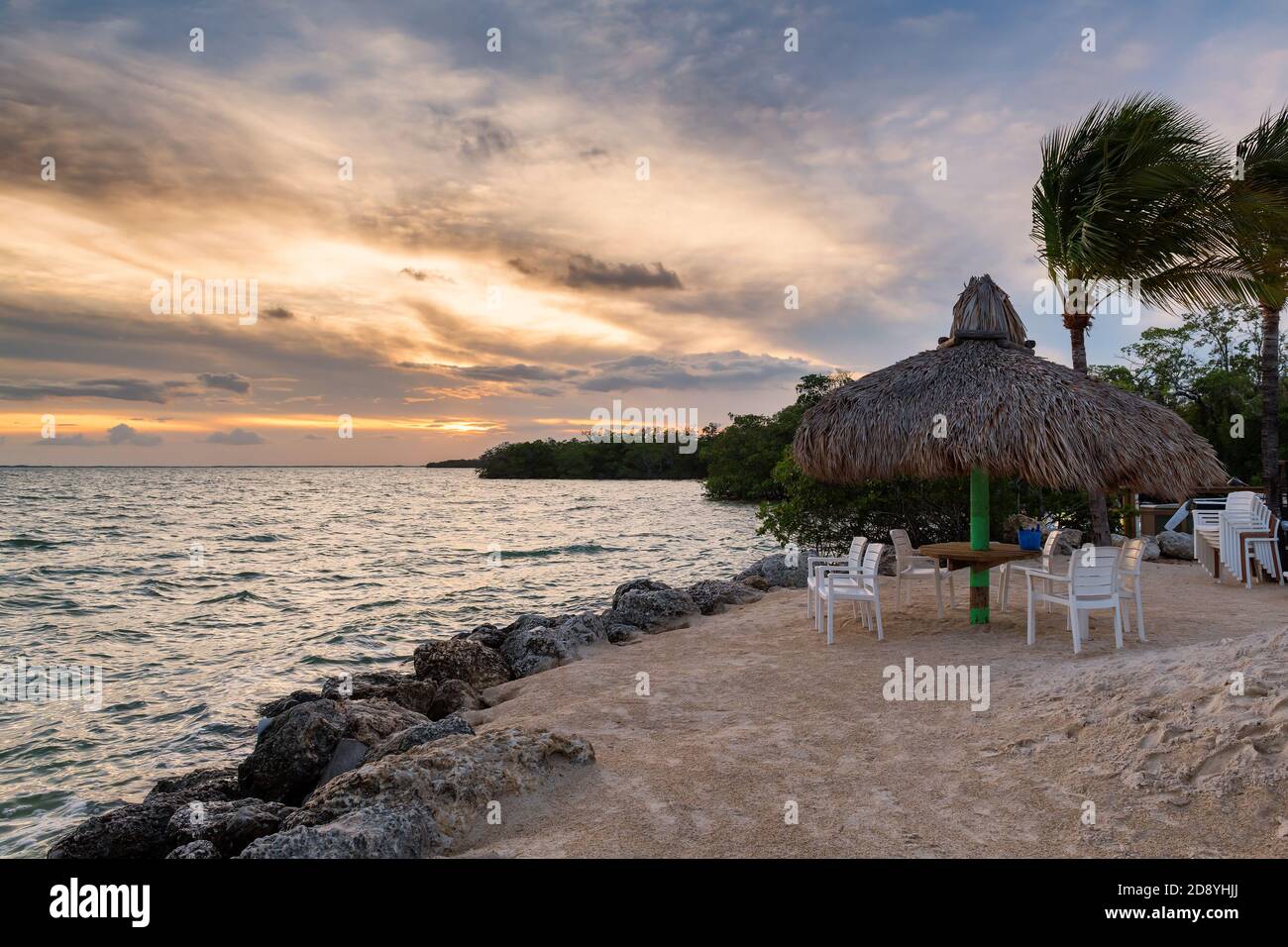 Wunderschöner Strand und Pier im Touristenresort bei Sonnenuntergang in Key Largo, Florida, USA. Stockfoto