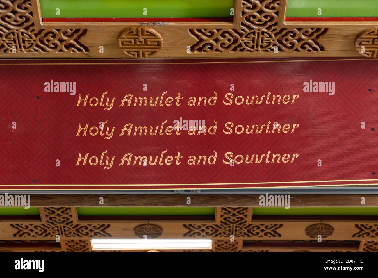 Schilder über dem Souvenirladen in einem buddhistischen Tempel, Thailand. Stockfoto