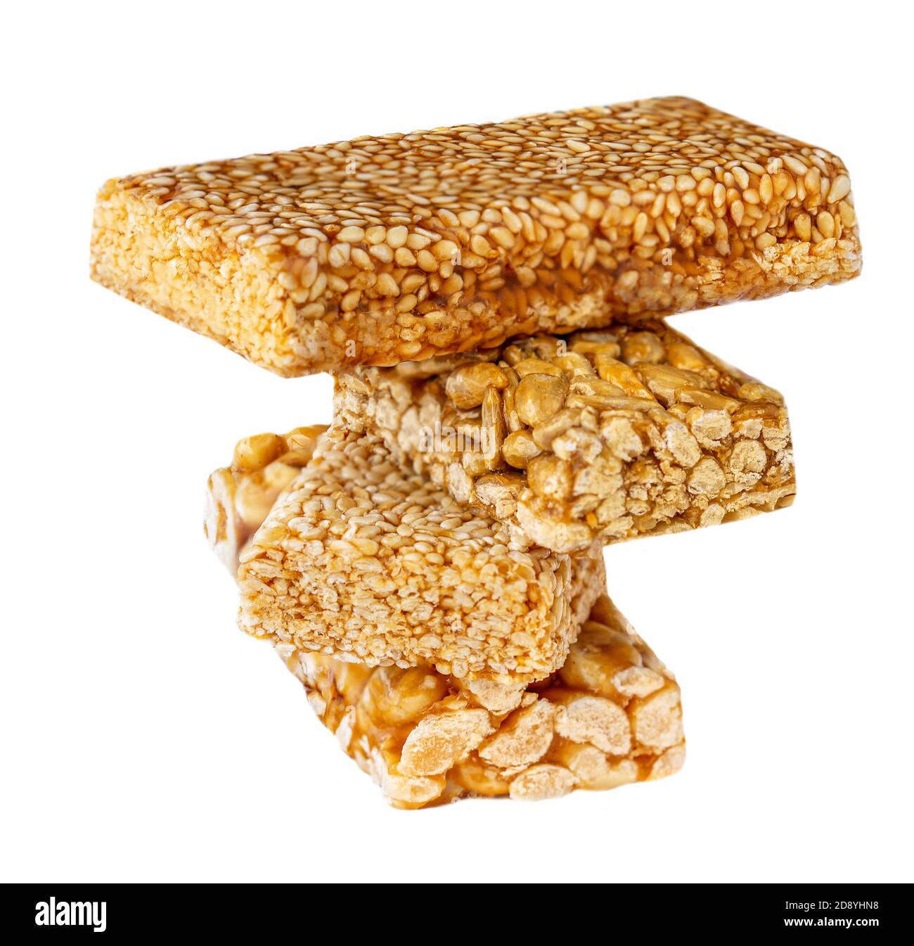 Honey Nut Bars mit Erdnuss isoliert auf weißem Hintergrund. Haufen von Granola Energie Bio-Riegel Stockfoto