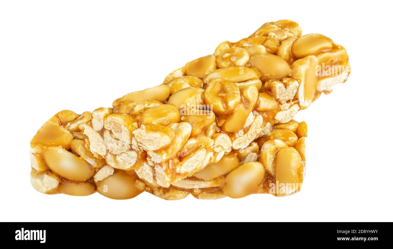 Nussstangen mit Karamell isoliert auf weißem Hintergrund. Haufen Granola Energie Müsliriegel Stockfoto
