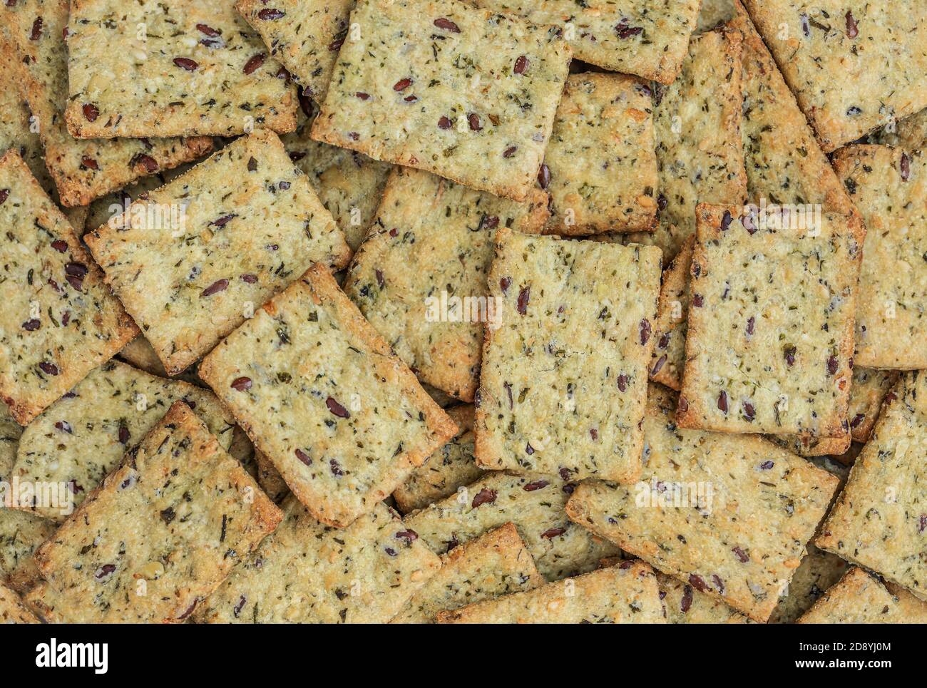 Cerealien Cracker Hintergrund. Knusprige Brote mit Sesam und Leinsamen, Makro Stockfoto