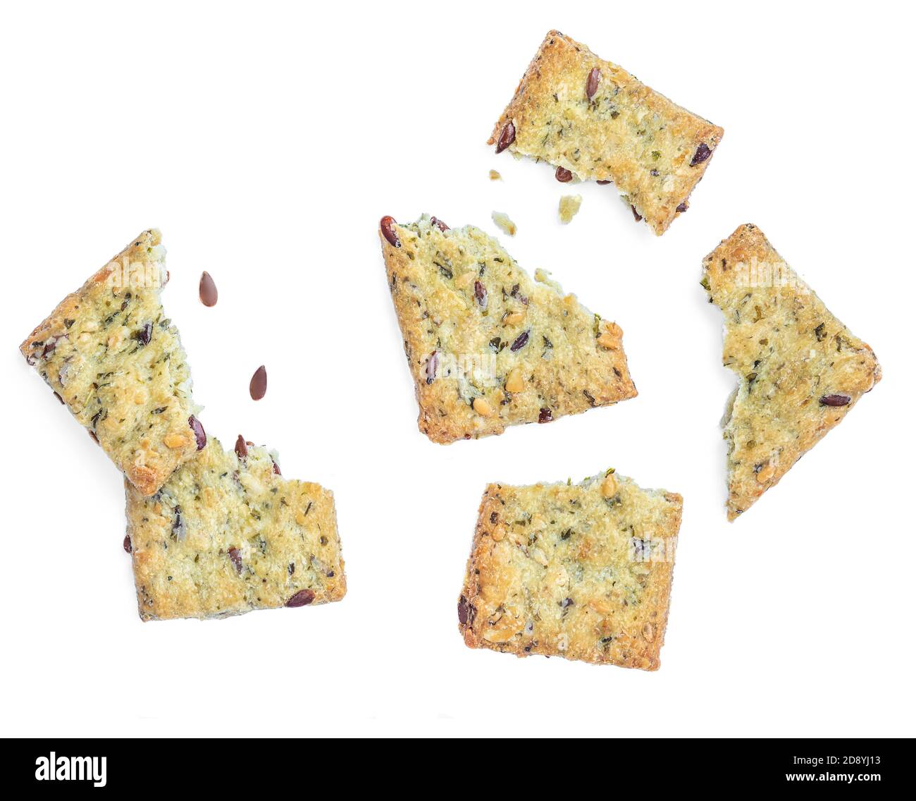 Cerealien-Cracker auf weißem Hintergrund isoliert. Knusprige Brote mit Sesam und Leinsamen, Nahaufnahme Stockfoto