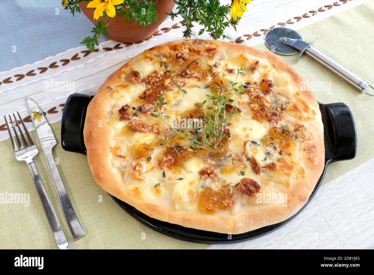 Birne und Gorgonzola Pizza mit Walnüssen und Thymian Stockfoto