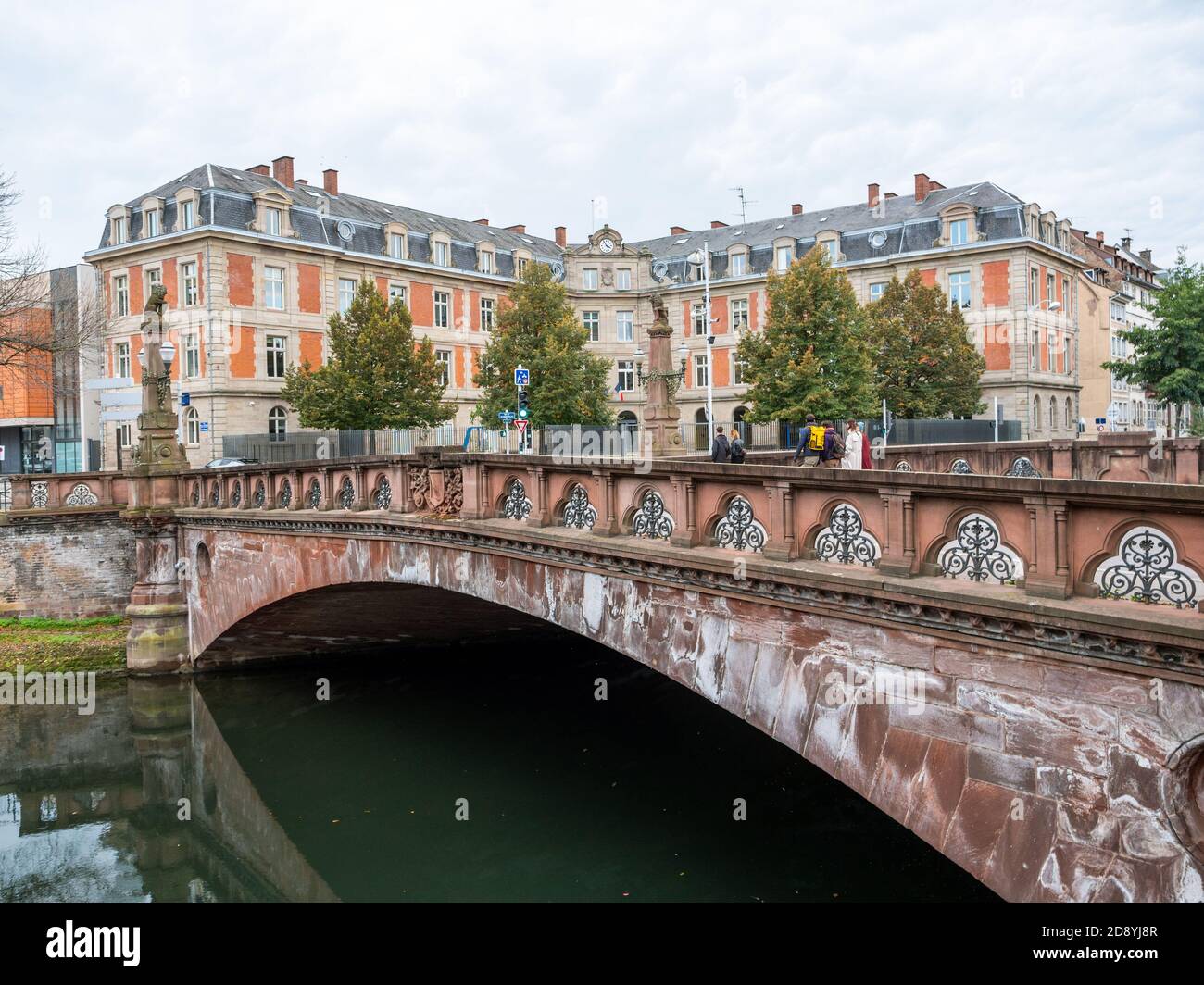 Straßburg, Frankreich - 18. Okt 2020: Pont de la Fonderie Brücke mit Grundschule Schoepflins im Hintergrund - französisches Bildungsgebäude Stockfoto