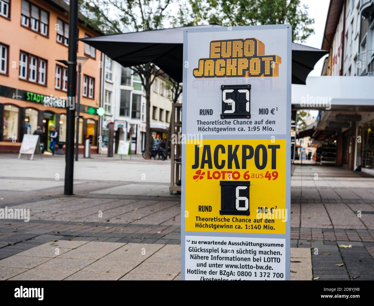 Kehl, Deutschland - 16. Oktober 2020: Straßenschild Euro-Jackpot mit 57 Millionen Euro Lottoziehung und Lotto 6 von 49 mit 6 Millionen Ziehung - leere Straße aufgrund Covid-19 Pandemie Situation Stockfoto