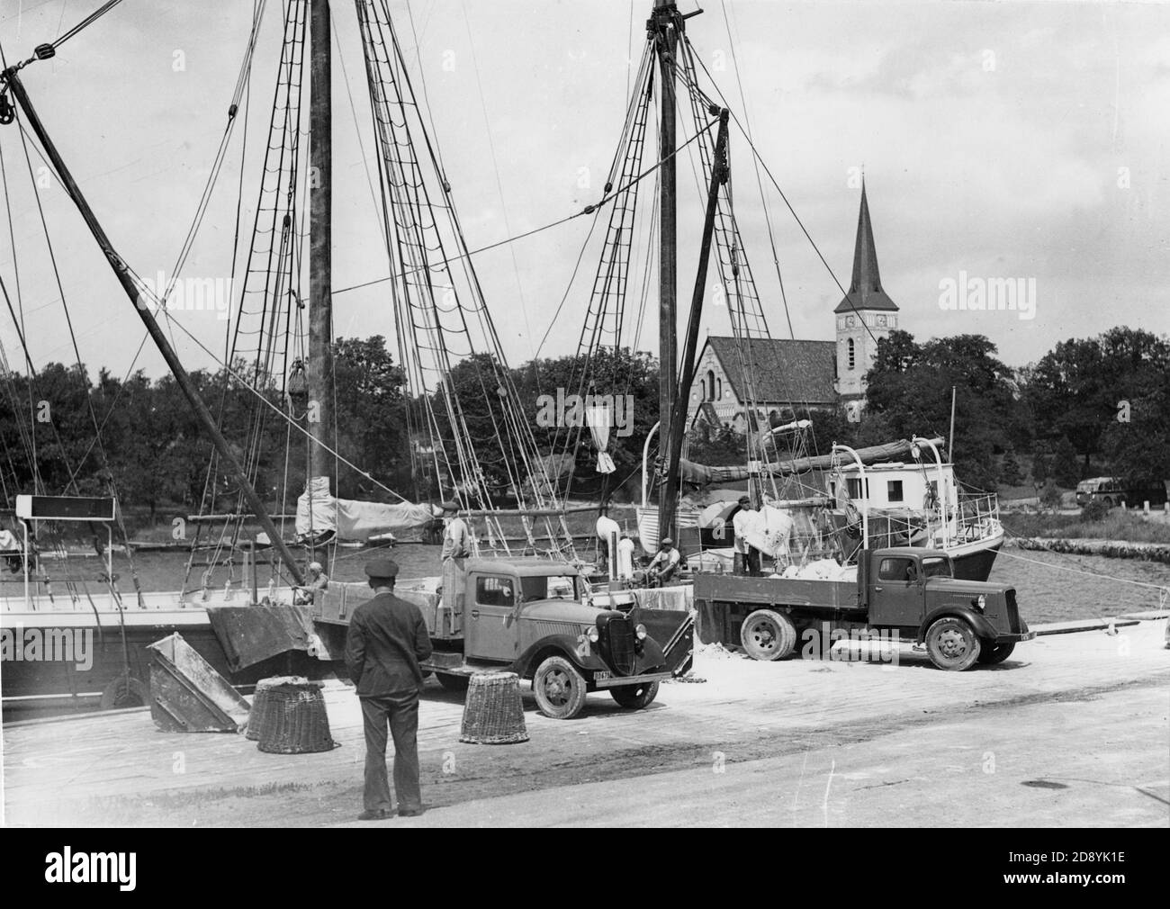 Historische und alte Bilder von Gustavsberg, Stockholm, Schweden. Weltweit bekannt für sein Porzellan. Dies ist die Kirche und der Hafen von Gustafsberg. Stockfoto