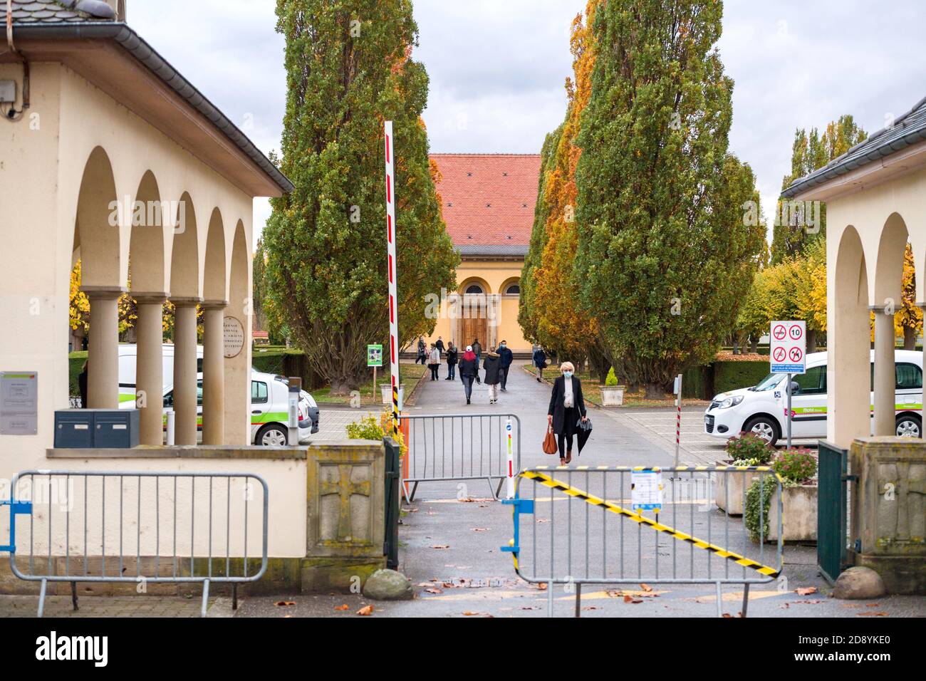 Straßburg, Frankreich - 1. Nov 2020: Cemetry in Frankreich am Allerheiligen während der zweiten Welle des Coronavirus, große Menge, die das Haupttor mit Masken verlässt Stockfoto