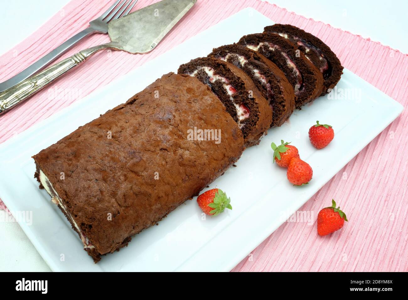 Schokolade, Sahne und Erdbeere Schweizer Brötchen Stockfoto