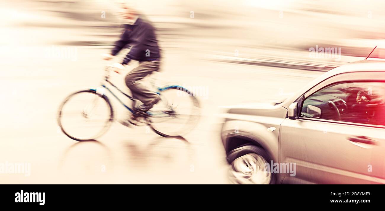 Verkehrsunfall. Gefährliche Stadt Verkehrssituation mit einem Radfahrer und Autos in Bewegung Unschärfe und Farbverschiebung Stockfoto