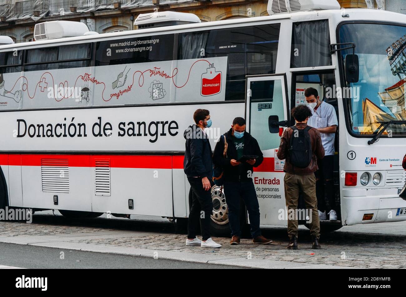 Blutspendebus in Puerta del Sol, Marid, Spanien während der Covid-19-Epidemie Stockfoto