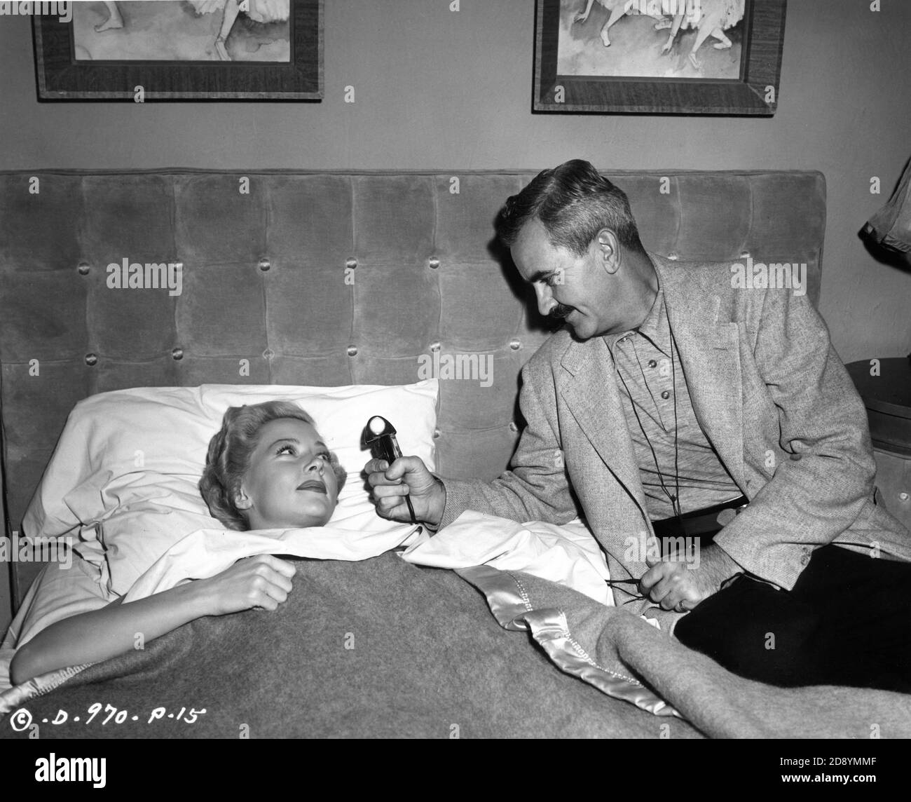 GLORIA GRAHAME und Kameramann BURNETT GUFFEY am Set offen während der Dreharbeiten von IN A LONELY PLACE 1950 Regisseur NICHOLAS RAY Story Dorothy B. Hughes Santana Pictures Corporation / Columbia Pictures Stockfoto