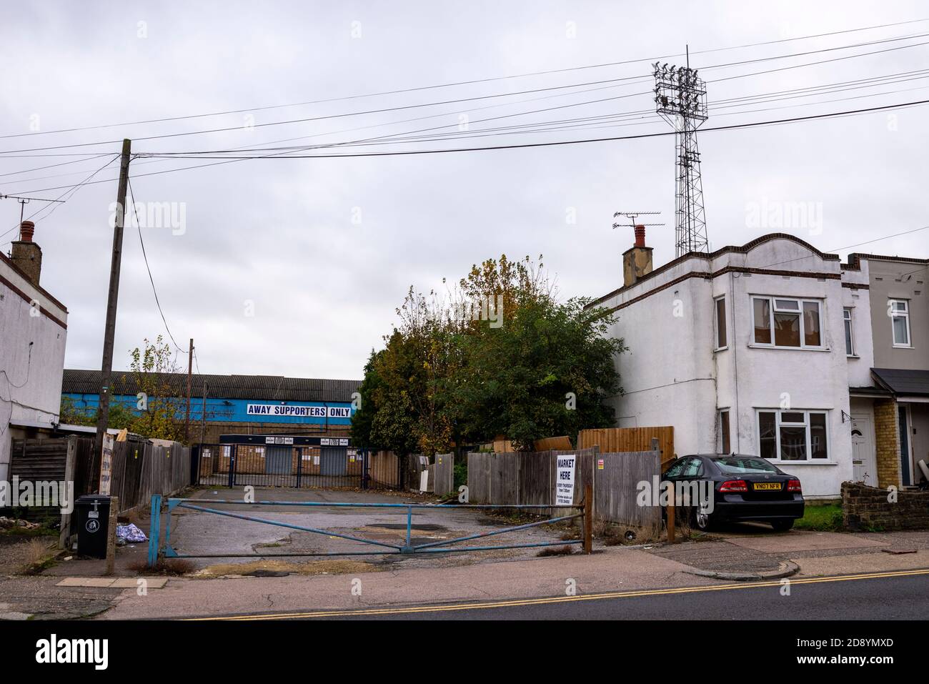 Der Eingang des Fairfax Drive führt zum Roots Hall Stadion, dem Heimstadion des Southend United Football Club in einem Wohngebiet. Für die Sanierung geplant Stockfoto