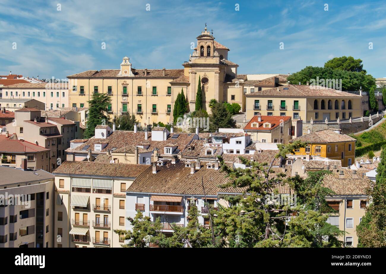 Blick auf die Stadt Cuenca mit dem Santiago Krankenhaus im Hintergrund von der Palafox Straße, Spanien Stockfoto