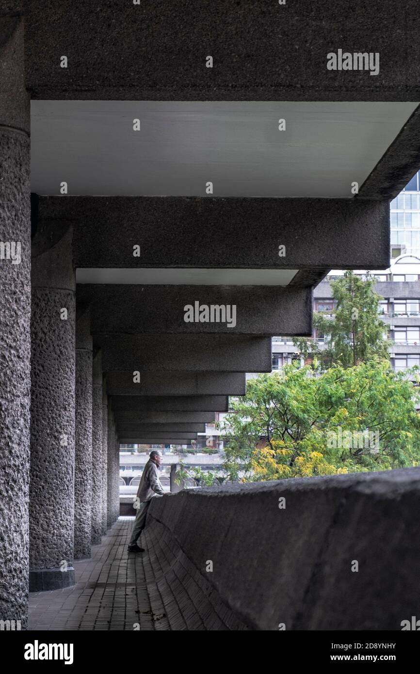 Großbritannien, London. Modernistische brutalistische Architektur im Wohnkomplex Barbican Estate, Architekten: Chamberlin, Powell und Bon, fertiggestellt in den 1970er Jahren Stockfoto