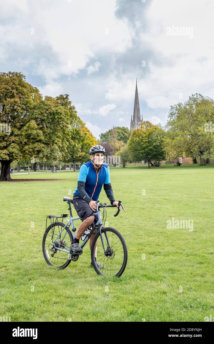 Ein männlicher Radfahrer in seinen fünfziger Jahren in einem Park in London Stockfoto